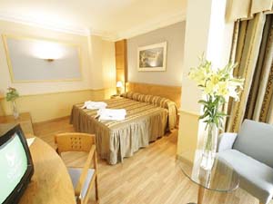 2 person junior suite with private facilities